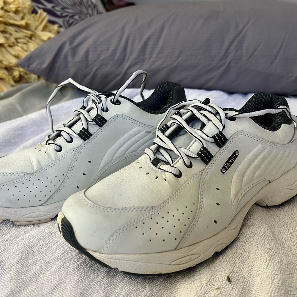 Men’s White Athletic Lace-Up Golf Sneakers